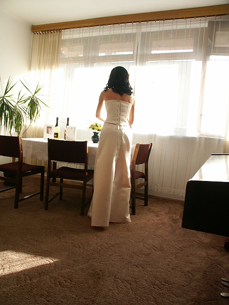 025 Teraz mozna przyszpanowac w sukience.JPG - Ostatnie przygotowania przed wyjściem.